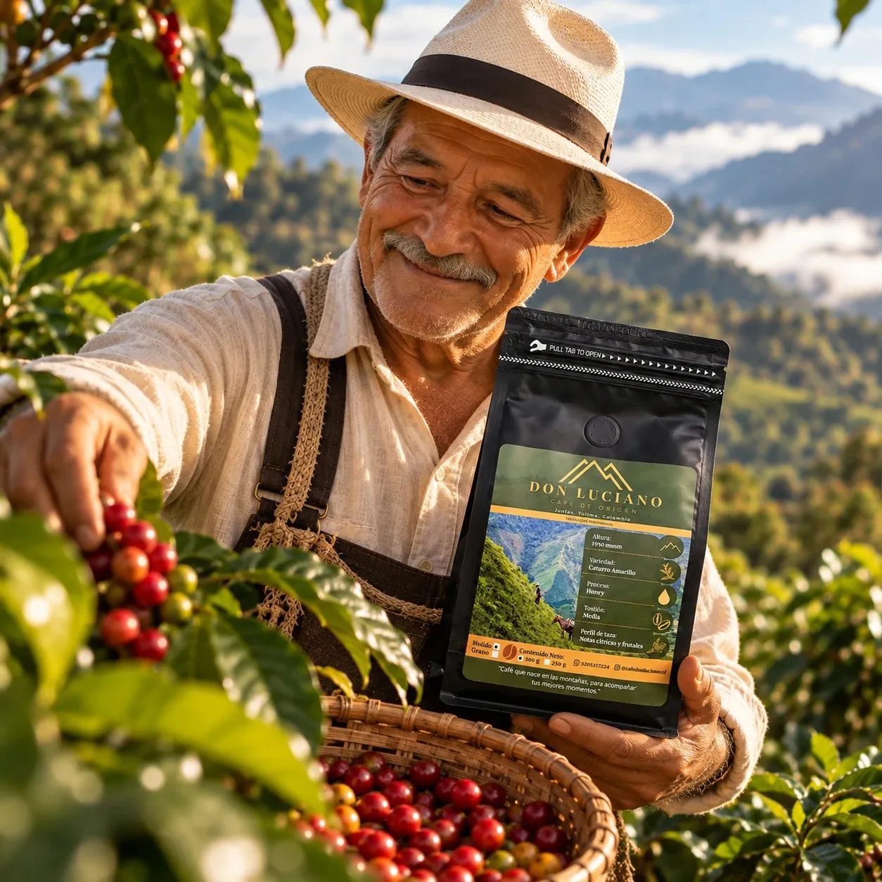 Don Luciano sonríe en el cafetal mientras coge cerezas maduras, con el canasto lleno y una bolsa de Café Don Luciano en la mano; al fondo, las montañas con niebla.